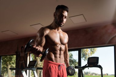 pazı dumbbells ile egzersiz vücut geliştirmeci