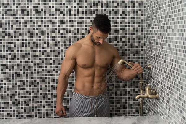 Homem atraente descansando relaxado na sauna — Fotografia de Stock