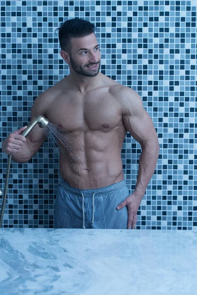 Atraktivní muž klidové uvolněné v sauně — Stock fotografie