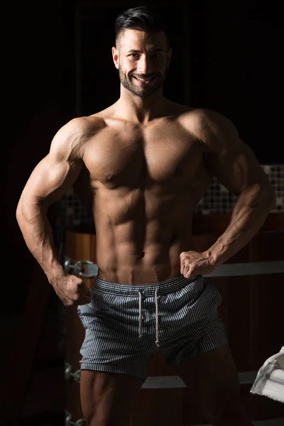 Retrato de un hombre muscular de fitness — Foto de Stock