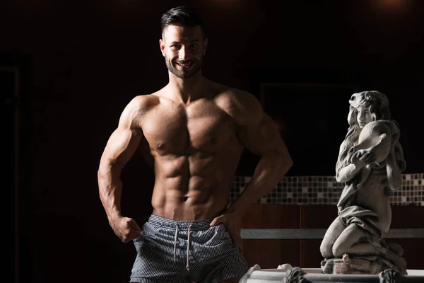 Hombre en Sauna mostrando su cuerpo bien entrenado — Foto de Stock