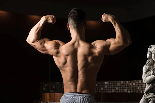 Bodybuilder lässt Muskeln spielen — Stockfoto