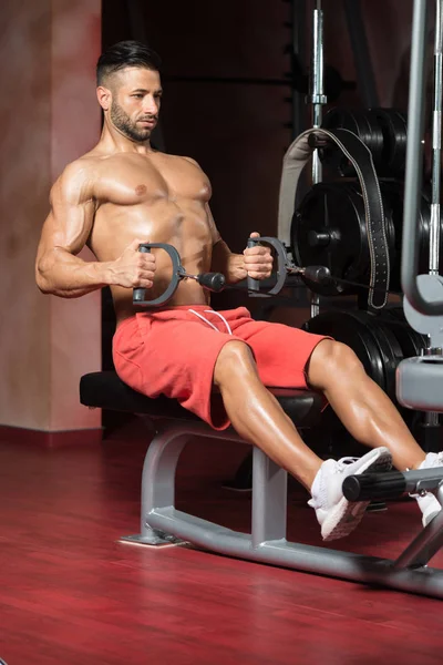 Culturista haciendo ejercicio de vuelta en el gimnasio —  Fotos de Stock