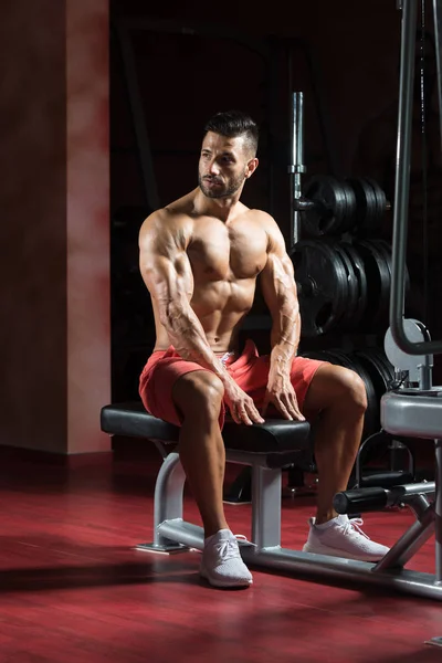 Hombre muscular después del ejercicio Descansando en el gimnasio — Foto de Stock