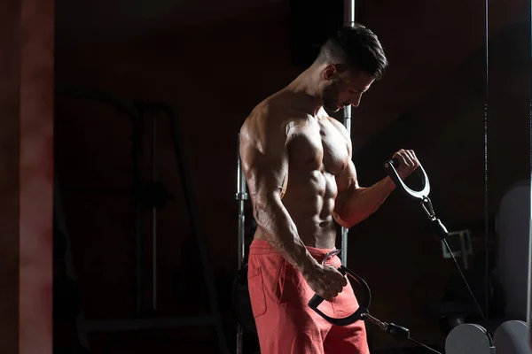 Bodybuilder exercice biceps — Photo