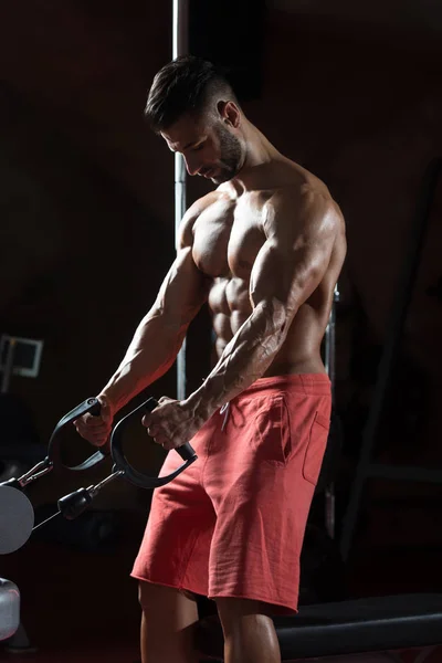 Bodybuilder faisant l'exercice lourd de poids pour des biceps — Photo