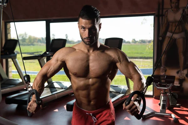 Spor salonunda egzersiz göğüs genç adam — Stok fotoğraf