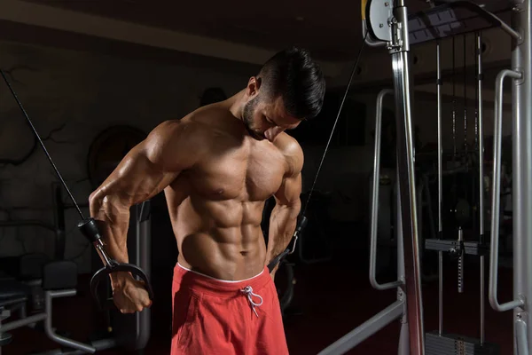 Giovane uomo esercizio petto in palestra — Foto Stock