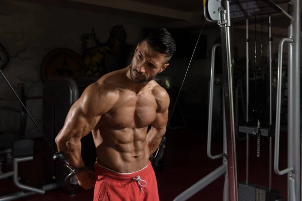 Giovane uomo esercizio petto in palestra — Foto Stock