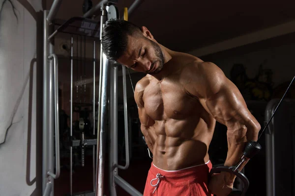 Homem muscular exercitando o peito — Fotografia de Stock