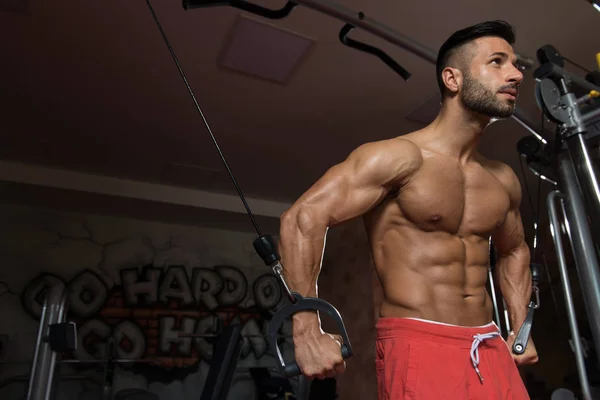 Jeune homme exerçant poitrine dans la salle de gym — Photo