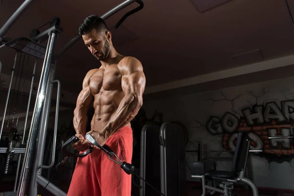 Bodybuilder trainiert Brust an Maschine — Stockfoto