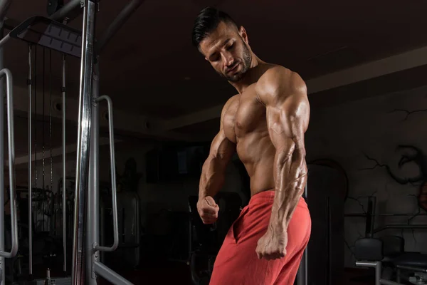 Bodybuilder buigen spieren — Stockfoto