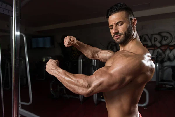 Seriöser Bodybuilder steht im Fitnessstudio — Stockfoto