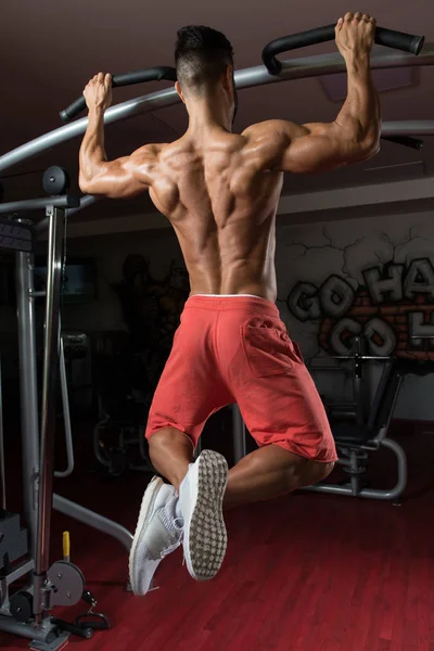 Bodybuilder doen pull ups beste terug oefeningen — Stockfoto