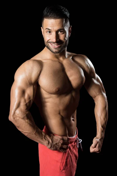 Muskulös mannen flexar muskler på svart bakgrund — Stockfoto