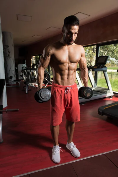 Ejercicio de bíceps con sombrillas en un gimnasio — Foto de Stock