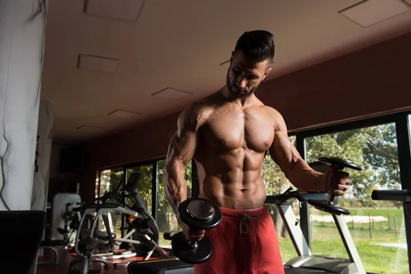 Ember gyakorolja a bicepsz súlyzók — Stock Fotó
