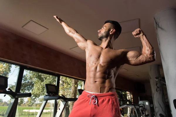 Bodybuilder Flexing Muscles — Stock Photo, Image