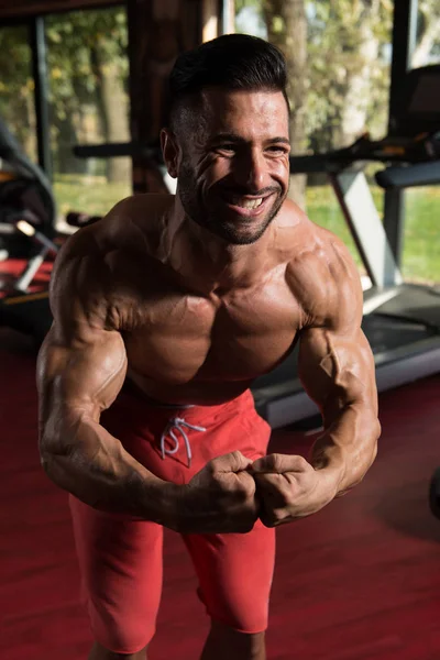 BodyBuilder sérieux debout dans la salle de gym — Photo