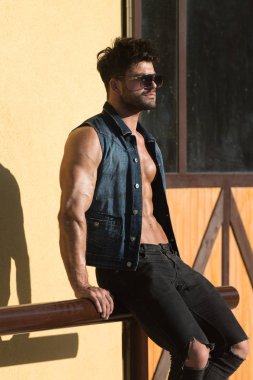 Duvarın yanında kasların esneme modeli