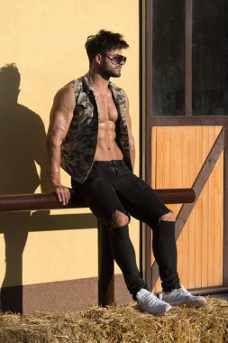 Bir duvar poz karşı güçlü duran model