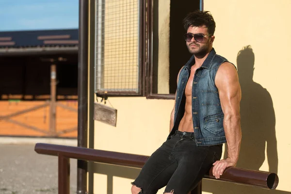 Serious Model Standing Outdoors Near to the Wall — Stock Photo, Image