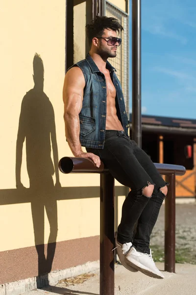 Model adam duvara yakın ayakta portresi — Stok fotoğraf