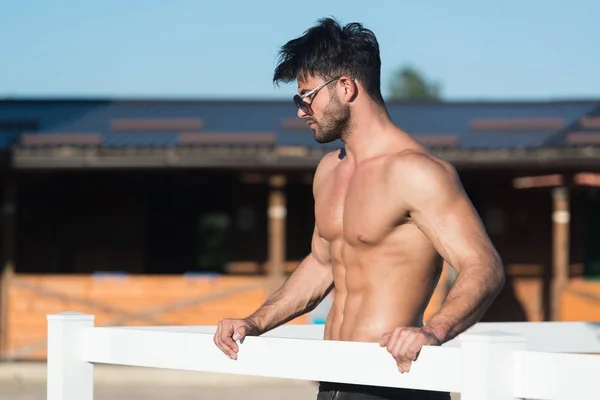 Homem de construção muscular no rancho ao ar livre — Fotografia de Stock