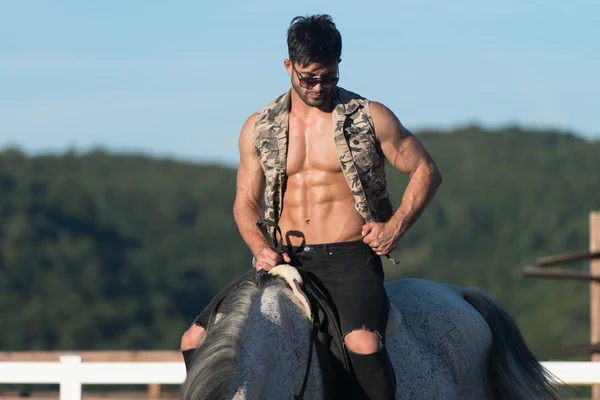 Pohledný muž na koni — Stock fotografie