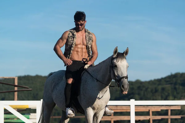 Hombre montando a caballo — Foto de Stock