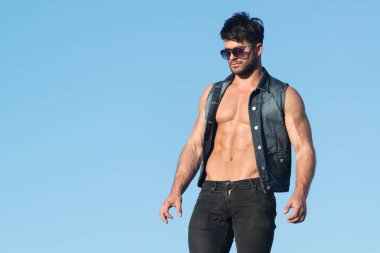 Adam açık havada arka plan gökyüzü poz