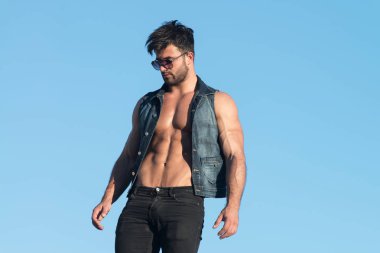 Gökyüzü arka plan ayakta açık havada ciddi modeli