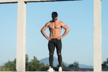 Adam açık havada arka plan gökyüzü poz