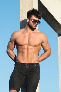 Adam açık havada arka plan gökyüzü poz