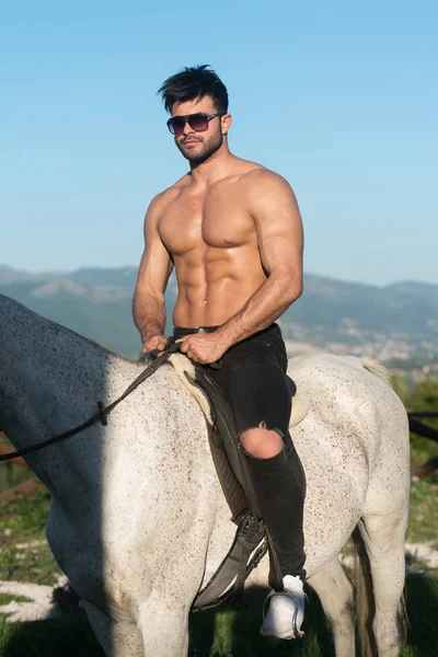 Чоловік їде на коні — стокове фото