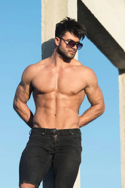 Hombre posando al aire libre Antecedentes del cielo — Foto de Stock