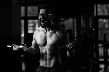 Pazı egzersiz halter bir spor salonu ile