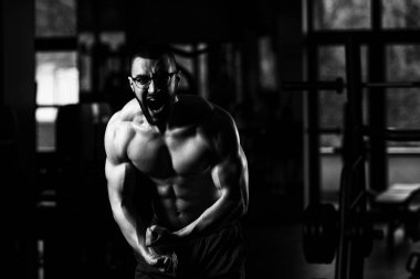 İnek adam spor salonunda güçlü ayakta