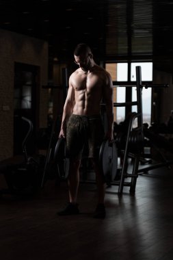 Geek vücut ağırlıkları elinde tutan