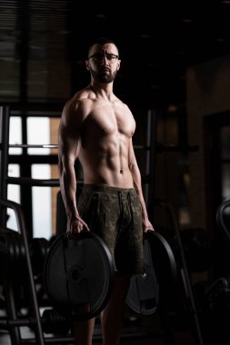 Geek vücut ağırlıkları elinde tutan