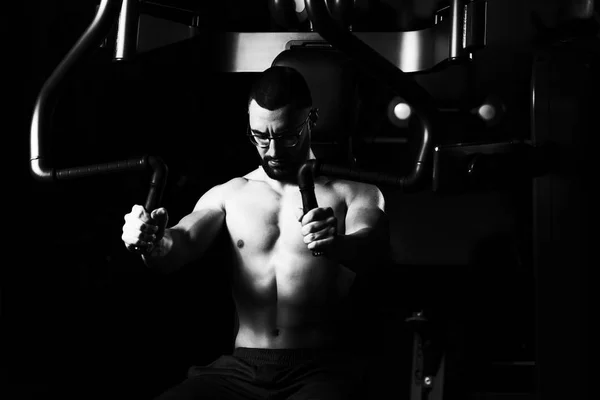 Fitness uomo geek esercizio petto in palestra — Foto Stock