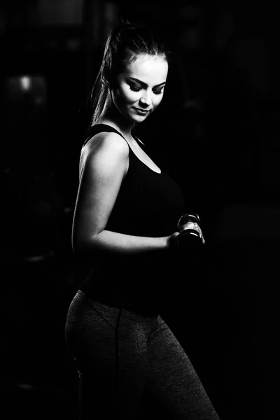 Mujer joven y saludable haciendo ejercicio para bíceps —  Fotos de Stock