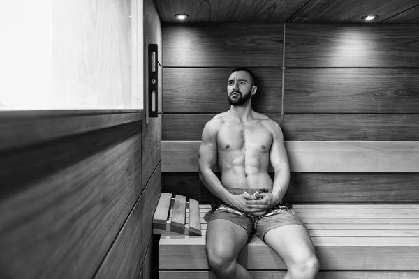 Aantrekkelijke Man rust ontspannen In de Sauna — Stockfoto