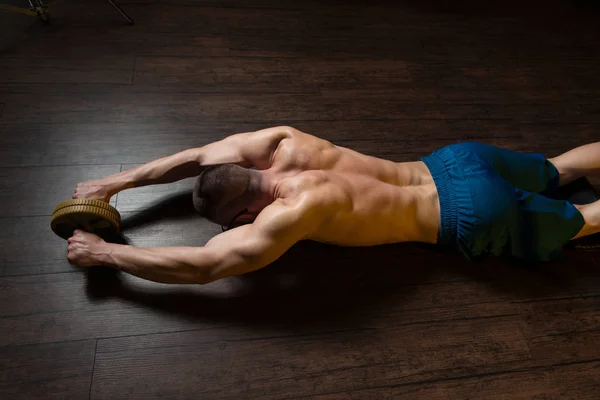 Geek Mann Übung whit a ab roller — Stockfoto