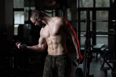 Pazı egzersiz halter bir spor salonu ile