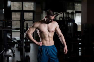 genç vücut geliştirmeci kasların esneme