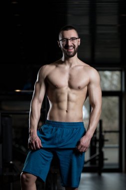 İnek adam spor salonunda güçlü ayakta