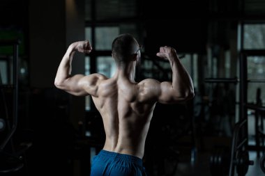 kaslı adam içinde jimnastik salonu kas esneme