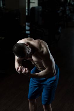 İnek adam spor salonunda güçlü ayakta